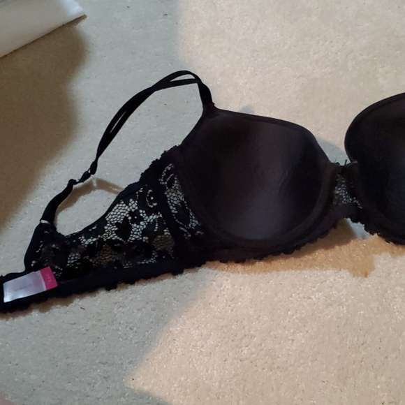Lacy black bra - Picture 2 of 2